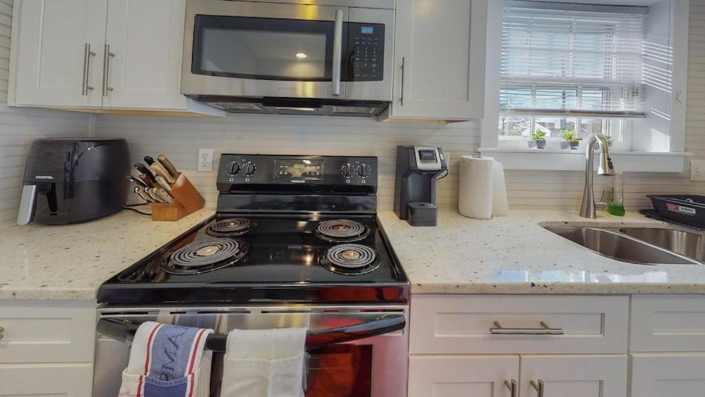 New! Renovated Townhome W/ Putting Green & Patio! 里士满 外观 照片