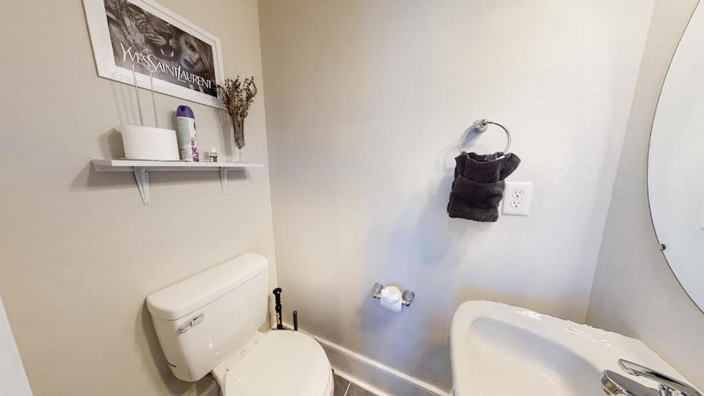 New! Renovated Townhome W/ Putting Green & Patio! 里士满 外观 照片