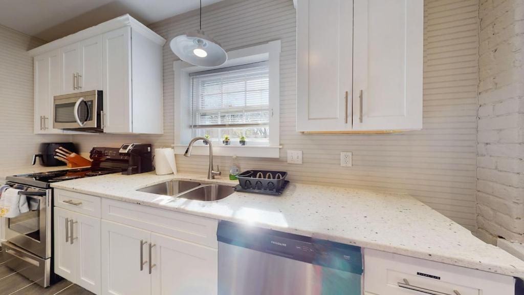New! Renovated Townhome W/ Putting Green & Patio! 里士满 外观 照片